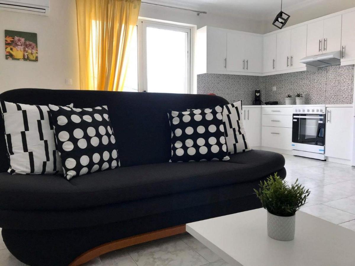 Lilis Apt In Center With Sea View Karpathos Buitenkant foto
